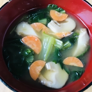 椎茸・小松菜・人参の味噌汁